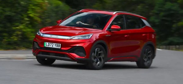 Вашите родители може да не са чували за BYD (Build Your Dreams). Но за всеки автомобилен ентусиаст с достъп до интернет вероятно познава този автомобилен концерн.
Компанията оглавява класациите за иновации и продажби, но едва наскоро влезе в Европа.

Atto 3 е първата кола на компанията в региона. Потребителите на социалните платформи са очаровани от нейната информационно-развлекателна система, която превключва от портрет към пейзаж с лесно докосване на сензорния екран.

Погледнете отвъд триковете и ще намерите просторен, добре обмислен електрически SUV. Той лесно ще измине 350 км, а неговата гаранция от четири години (или 120 000 км) и отделна гаранция за батерията от осем години са успокояващи.
